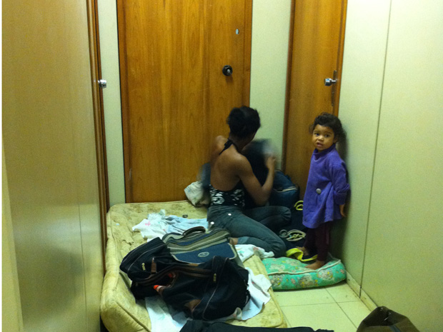 Famílias com crianças ocupam espaços improvisados dentro do prédio (Foto: Káthia Mello/G1)