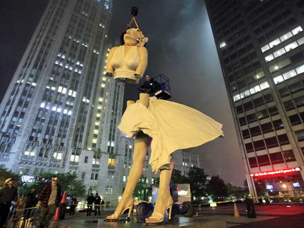 Uma estátua de 26 metros de altura da atriz Marilyn Monroe, em exibição na Avenida Michigam, em Chicago, nos Estados Unidos, foi desmontada na noite desta segunda-feira (7), após polêmica envolvendo moradores, que achavam a obra ‘inapropriada’. (Foto: Jim Young / Reuters)
