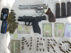 Com suspeitos, foram encontradas armas (Foto: Divulgação / Polícia Federal)