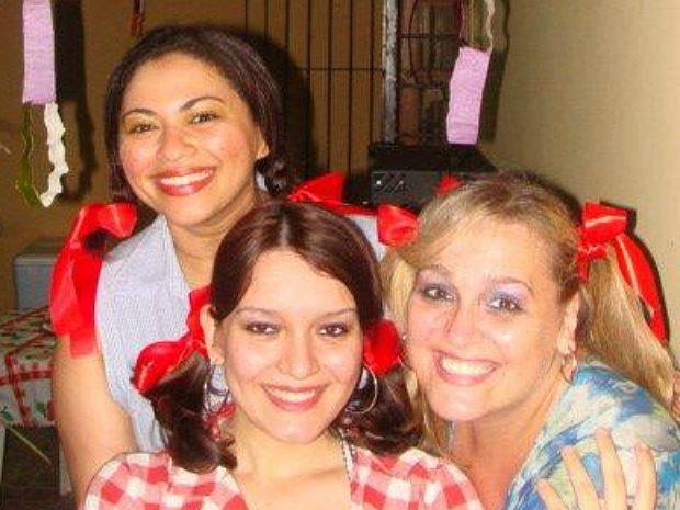 Priscila (no meio) em momento de descontração com suas mães, Roseane (atrás) e Verônica (lado direito). (Foto: Arquivo Pessoal)