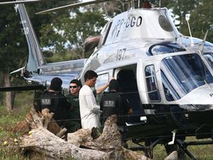 Cai helicóptero com suspeito de chacina em Goiás (Foto: Benedito Braga/Jornal Hoje/AE)