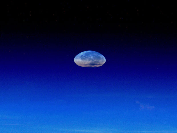 O astronauta holandês André Kuipers fez a imagem da superlua a bordo da Estação Espacial Internacional no sábado (5). A superlua ocorre quando a Lua chega ao seu ponto mais próximo da Terra. A imagem parece deformada pela influência da atmosfera da Terra. (Foto: Nasa/ESA)