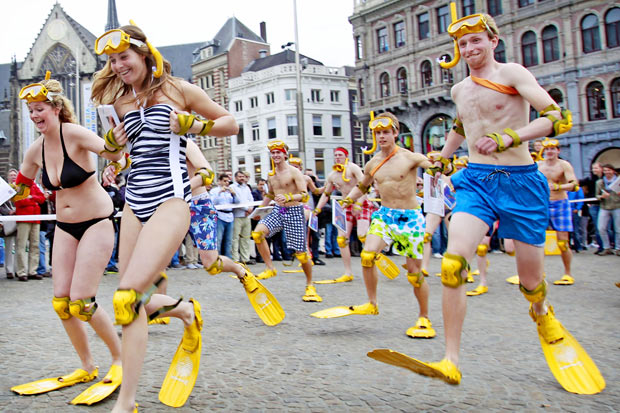Holandeses disputam corrida usando pés-de-pato. (Foto: Ade Johnson/ANP/AFP)