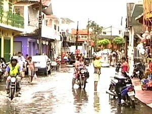 Cheia já atinge vários bairros de Itacoatiara (Foto: Reprodução/TV Amazonas)