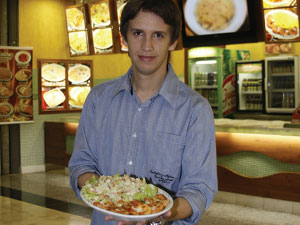Adélio administra a franquia de um restaurante desde 2009 (Foto: Reprodução)