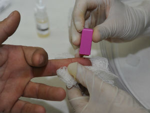 Para realizar o exame, é retirada uma gota de sangue do dedo  (Foto: Divulgação/ Sesa)