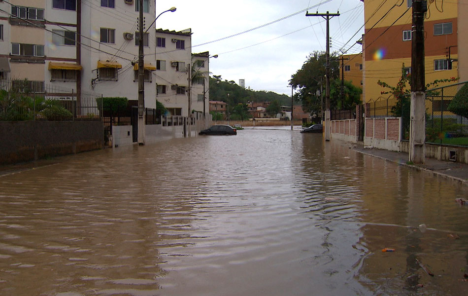 Condomínio no bairro do Imbuí fica alagado após horas de chuva