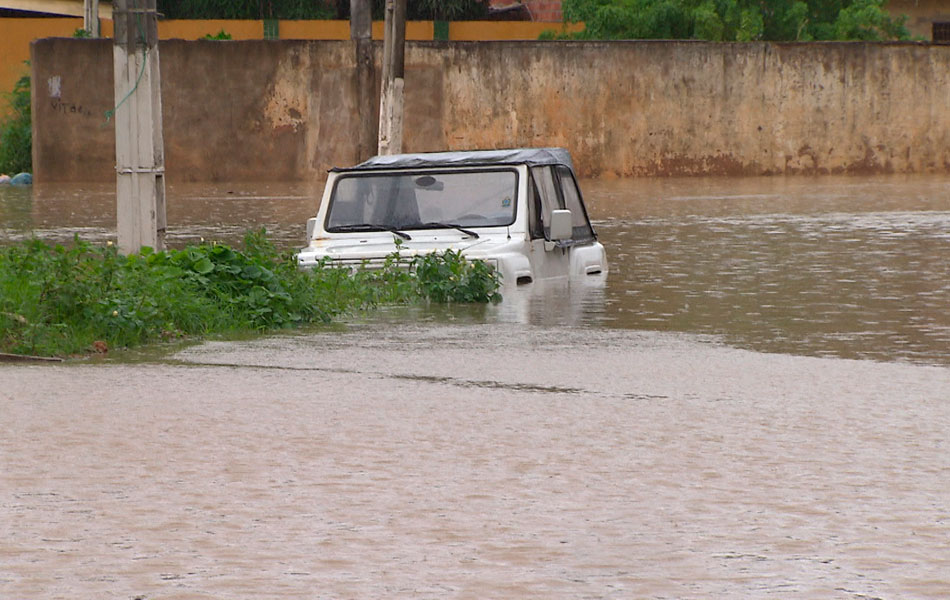 Carro fica submerso na água da chuva