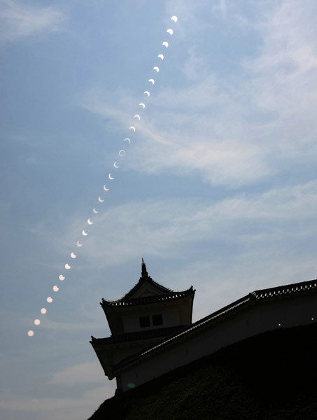 Foto de longa exposição mostra vários momentos do eclipse em Utsunomiya, no Japão