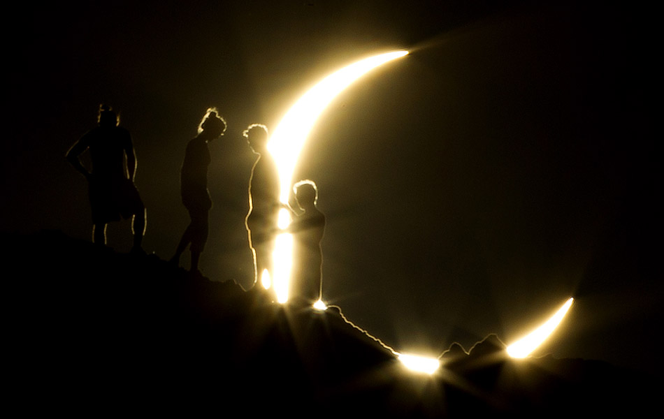 Pessoas observam o eclipse em um parque de Phoenix, nos Estados Unidos