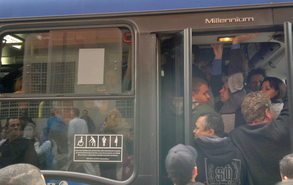 Passageiros se apertam para entrar no ônibus em frente à estação Portuguesa-Tietê, na Linha Azul do Metrô, que ficou fechada nesta quarta-feira
