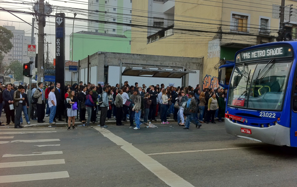 Usuários da estação Saúde (Linha 1 - Azul), que não abriu nesta manhã, lotavam ponto de ônibus antes das 8h na Zona Sul de São Paulo 