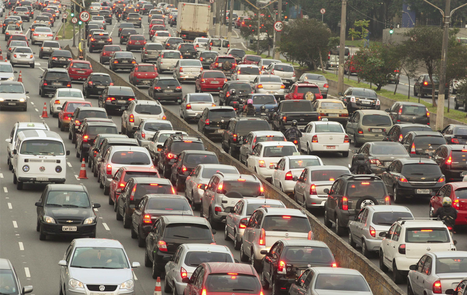 Congestionamento intenso na avenida Radial Leste, em ambos os sentidos, no início da manhã desta quarta-feira