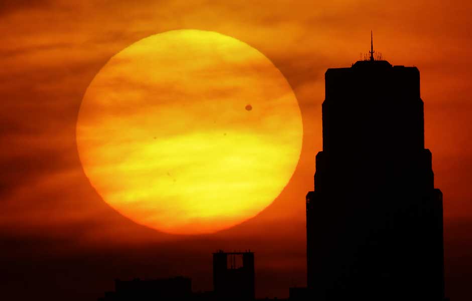 Vênus passa entre a Terra e o Sol: Kansas City, nos EUA.