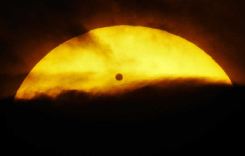 Vênus passa entre a Terra e o Sol: St.Petersburg, Rússia.