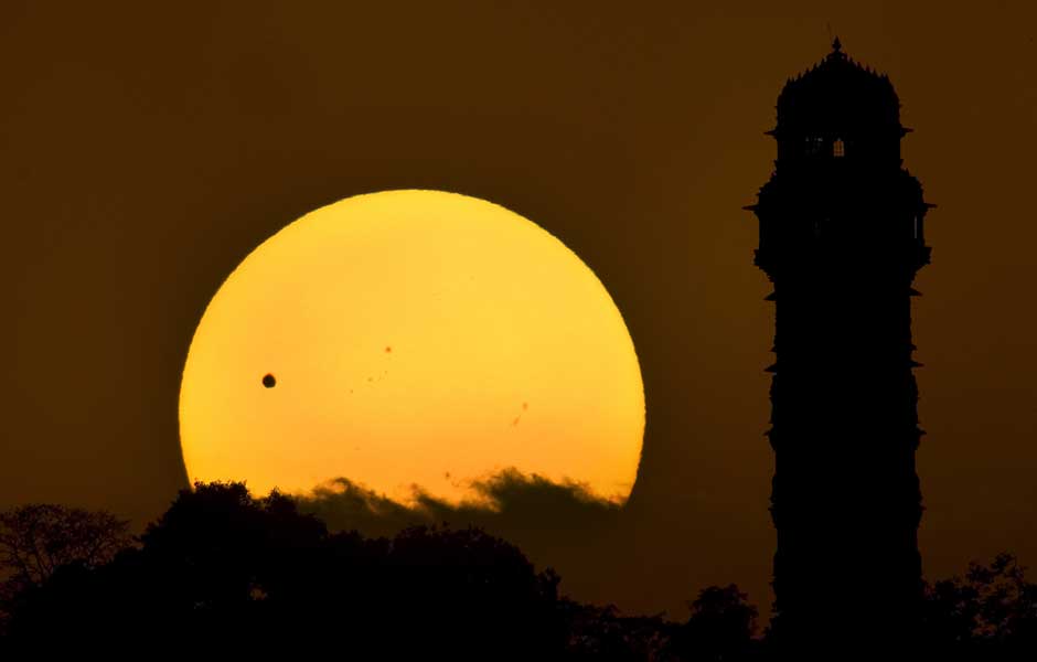 Vênus passa entre a Terra e o Sol: Índia. O fenômeno de quase sete horas de duração foi visto como um ponto preto na superfície solar.