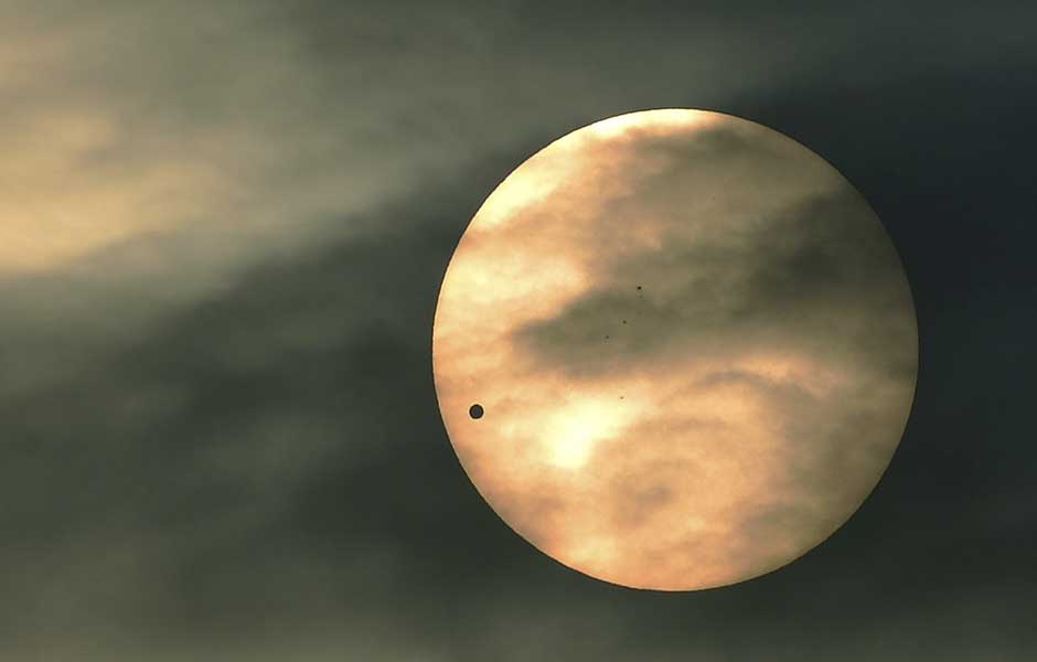 Vênus passa entre a Terra e o Sol: Yunnan, China.