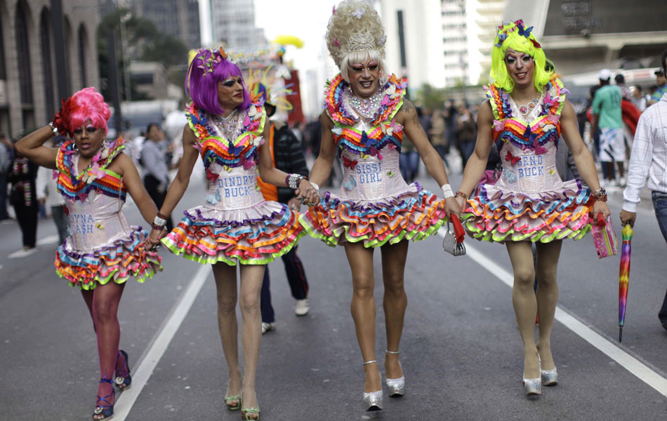 Drag queens chegam à Avenida Paulista para participar da Parada Gay