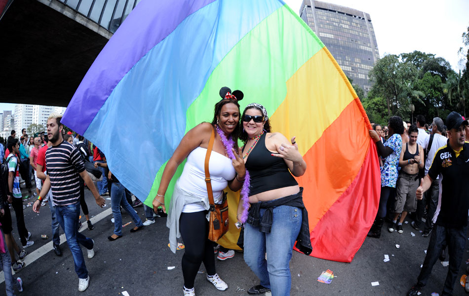 Bandeiras coloridas invadiram a Avenida Paulista durante o evento neste domingo (10)