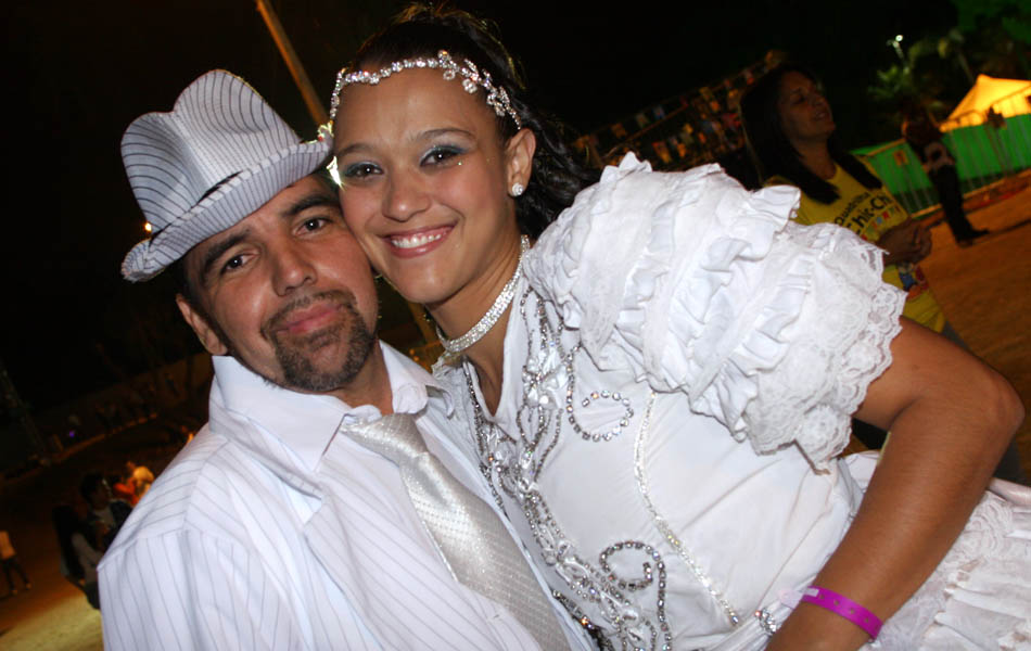 Casal dança quadrilha no São João de Minas