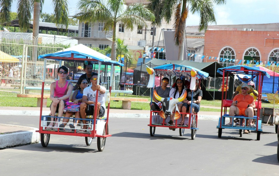 Triciclo personalizado é meio de transporte mais procurado por turistas em Parintins