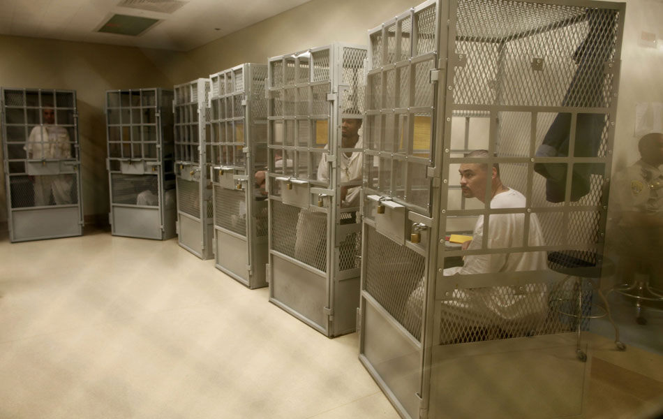 Em jaulas individuais, presidiários em regime de segregação administrativa participam de terapia de grupo na ala hospitalar da prisão de San Quentin. O presídio mais antigo da Califórnia é o único do estado que possui uma câmara de gás para execuções.