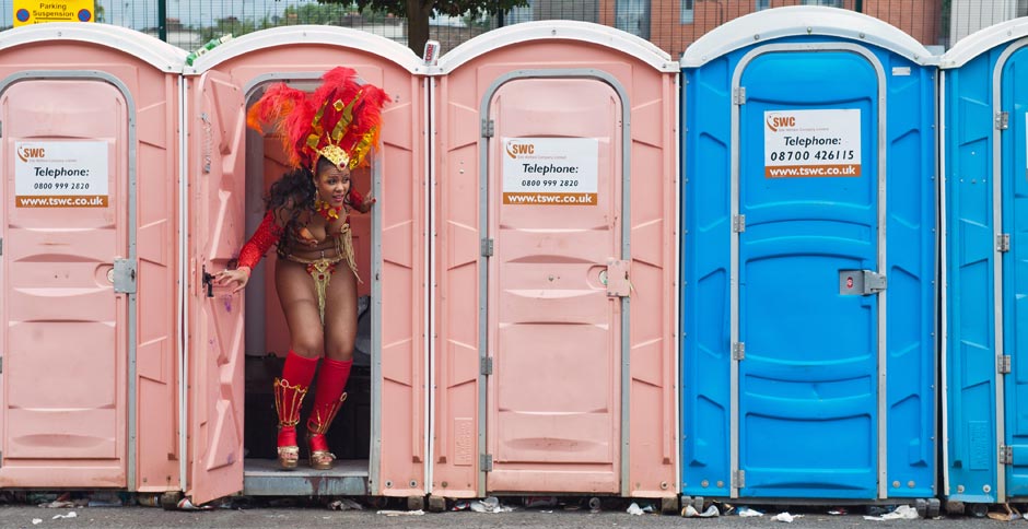 Participante do tradicional Carnaval de Notting Hill sai de um banheiro químico no bairro londrino. O evento inspirado em festas do Caribe é o maior carnaval de rua da Europa. As festas começaram no domingo (26) e terminam nesta segunda-feira (27).