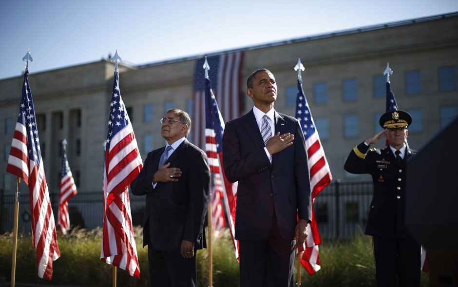 11 de setembro - Entre o secretário de Defesa Leon Panetta (esq.) e o chefe do Estado-Maior dos EUA, general Martin Dempsey, o presidente Obama participa de cerimônia no Pentágono, que também foi um alvo no 11 de Setembro, próximo a Washington DC