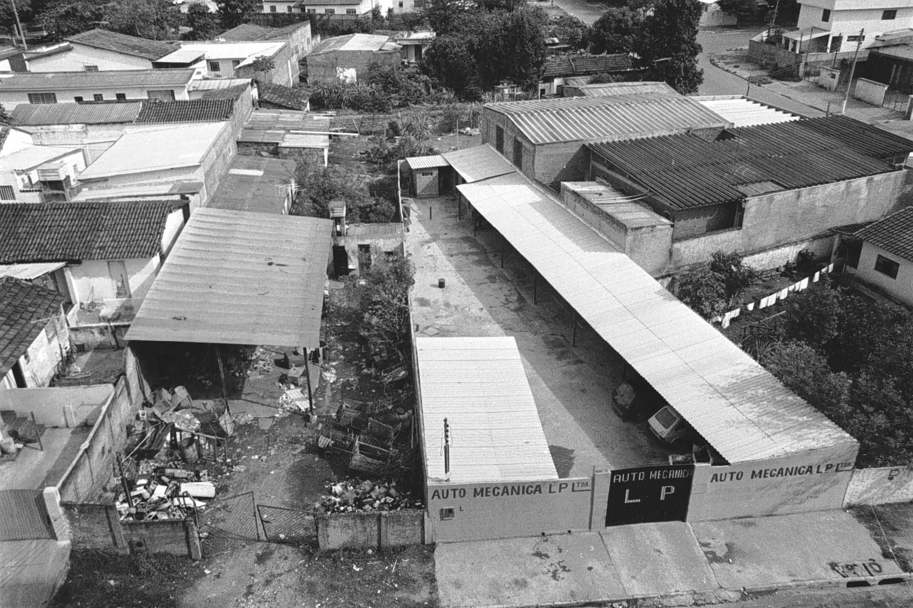 Vista aérea do ferro-velho para onde o equipamento de radioterapia foi levado no Setor Aeroporto, Goiânia