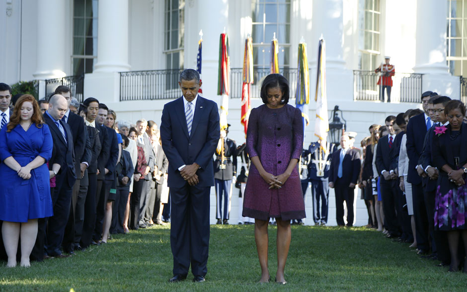 11 de setembro - O presidente Barack Obama e a primeira-dama dos EUA, Michelle, pausam para um momento de silêncio em memória às vítimas dos atentados de 11 de setembro de 2001