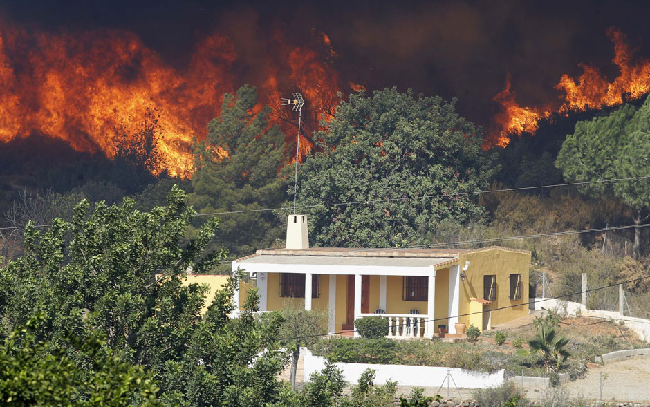 Fogo se alastra por área de floresta durante a manhã em Pedralba, no interior de Valência, Espanha, onde os fortes ventos dificultam a ação dos bombeiros desde a madrugada.