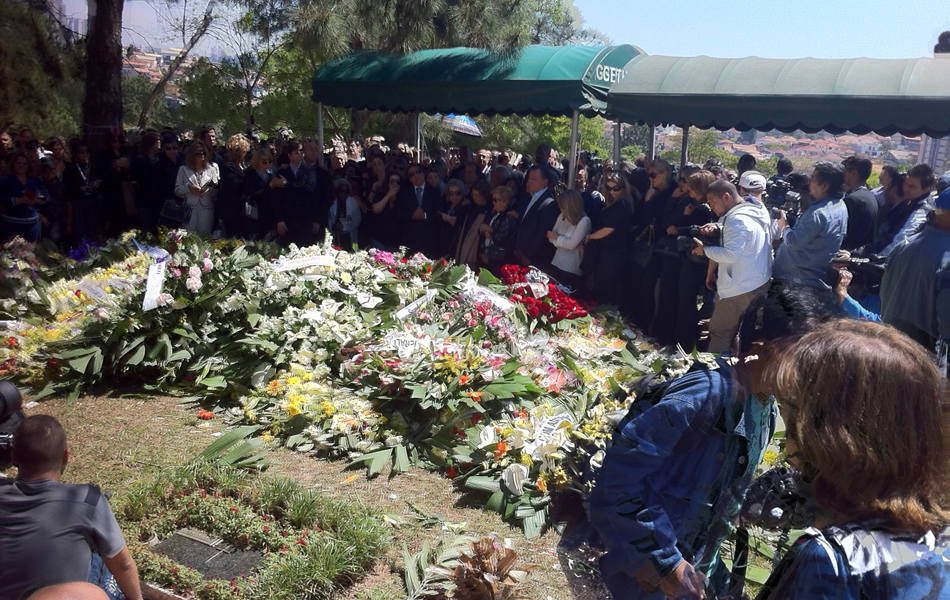 Cemitério cheio de flores para o enterro de Hebe