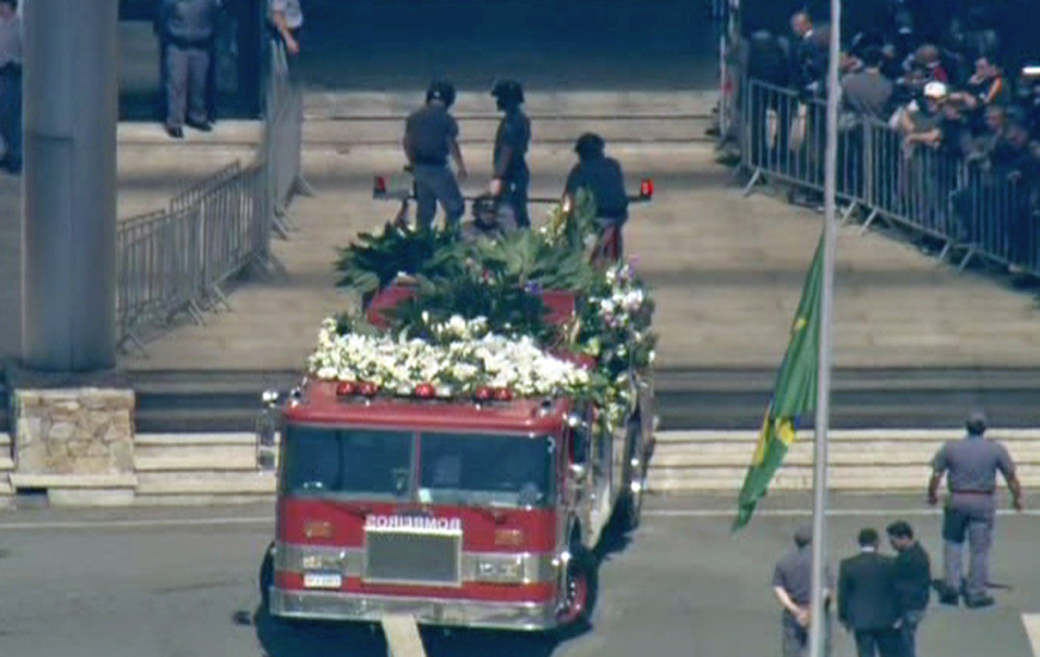 Caminhão do Corpo de Bombeiros leva o caixão para o cemitério onde será enterrada