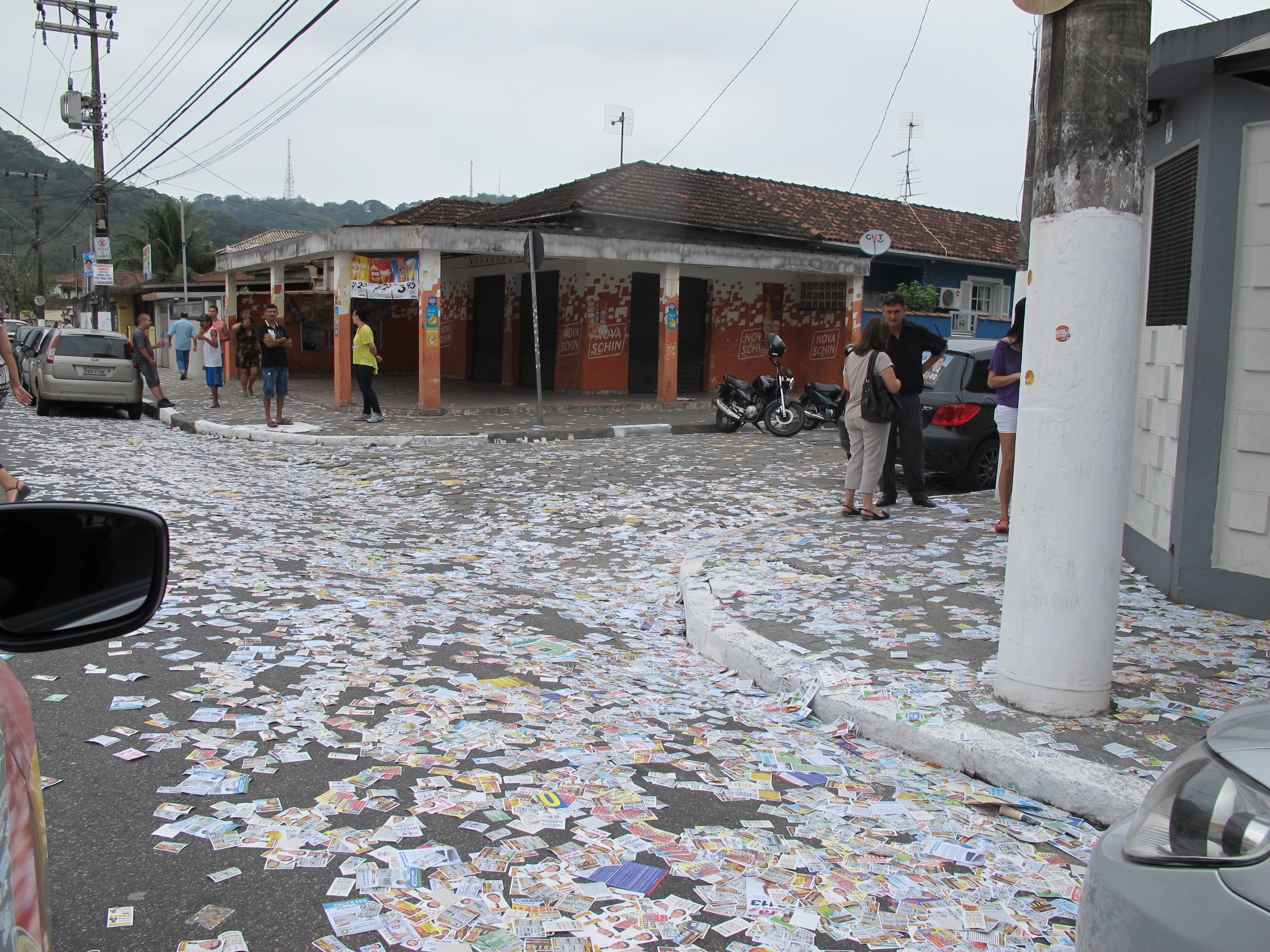  Em São Vicente, a rua Costa Rego tinha folhetos de candidatos em toda a sua extensão