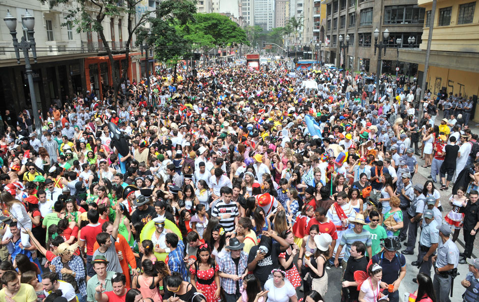 Milhares de estudantes fantasiados participam da tradicional festa 'Peruada', no centro de São Paulo (SP), na tarde desta sexta-feira (19). A passeata político-carnavalesca é promovida pelos alunos da faculdade de Direito da USP.