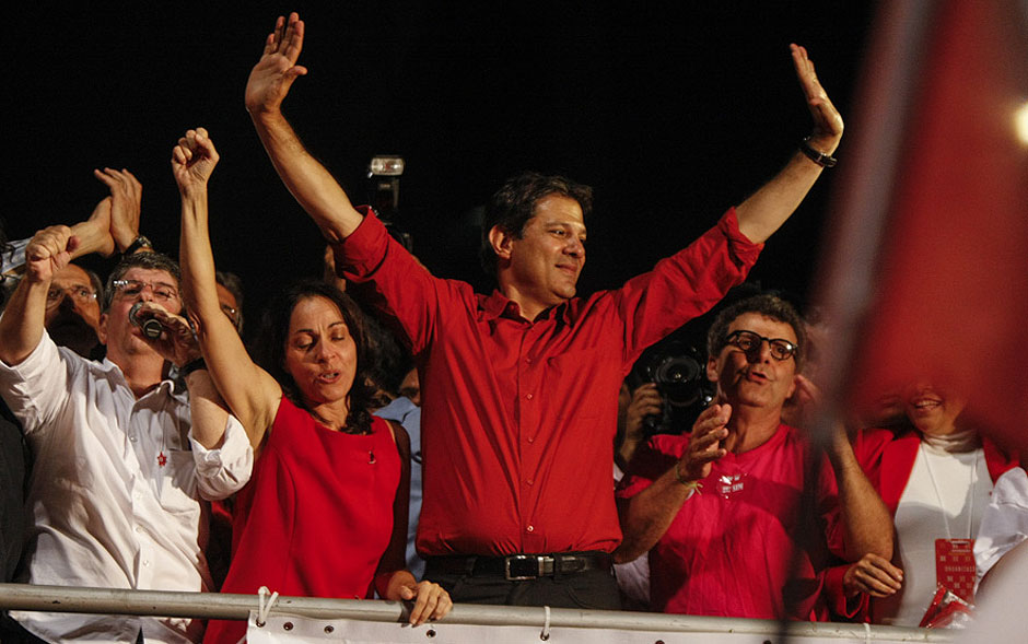 Fernando Haddad (PT) celebra a vitória ao lado de familiares e apoiadores na Avenida Paulista. Ele foi eleito prefeito de São Paulo com 55,57% dos votos válidos