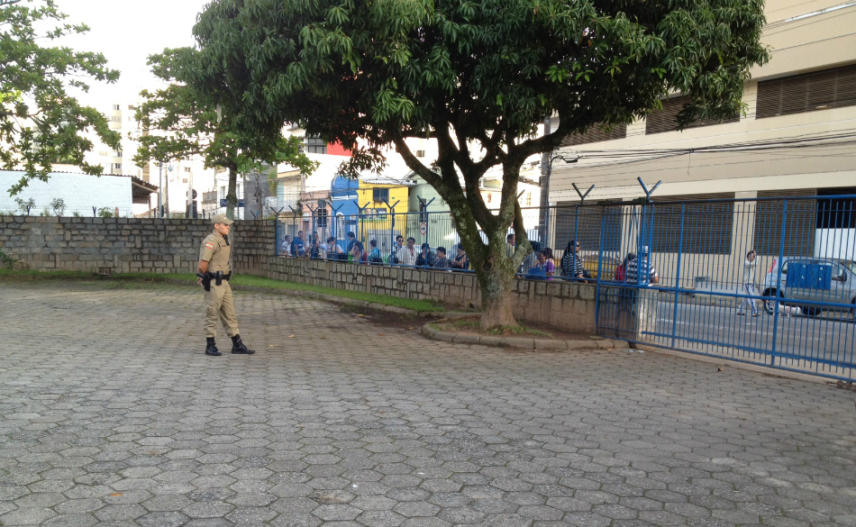 Fila para a abertura dos portões no Instituto Estadual de Educação, em Florianópolis