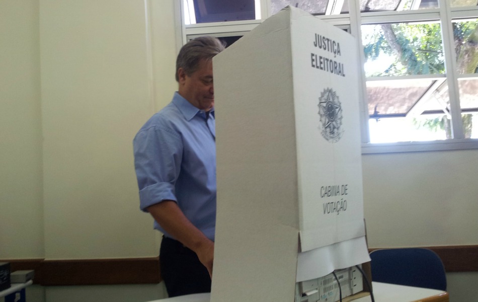 Luiz Paulo vota em Vitória