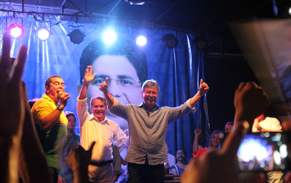 Artur Neto (PSDB) participou de festa na Avenida Noel Nutels em comemoração à vitória