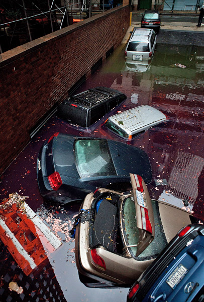 30 de outubro - Carros aparecem flutuando em um estacionamento inundado no distrito financeiro de Nova York.