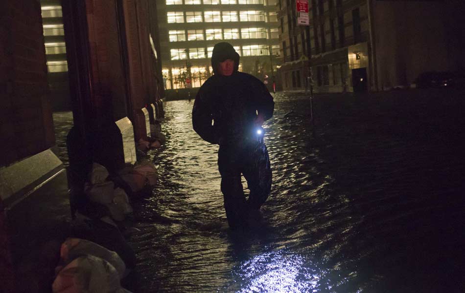 30 de outubro - Guarda de segurança em rua alagada no distrito financeiro de Manhattan