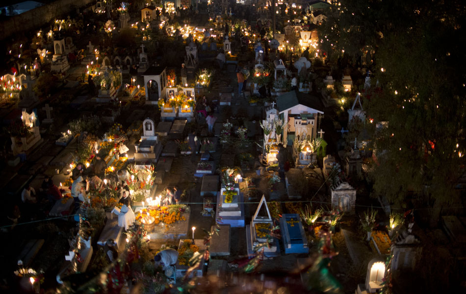 Centenas de velas foram acesas em cemitério em Tlacotepec no México.
