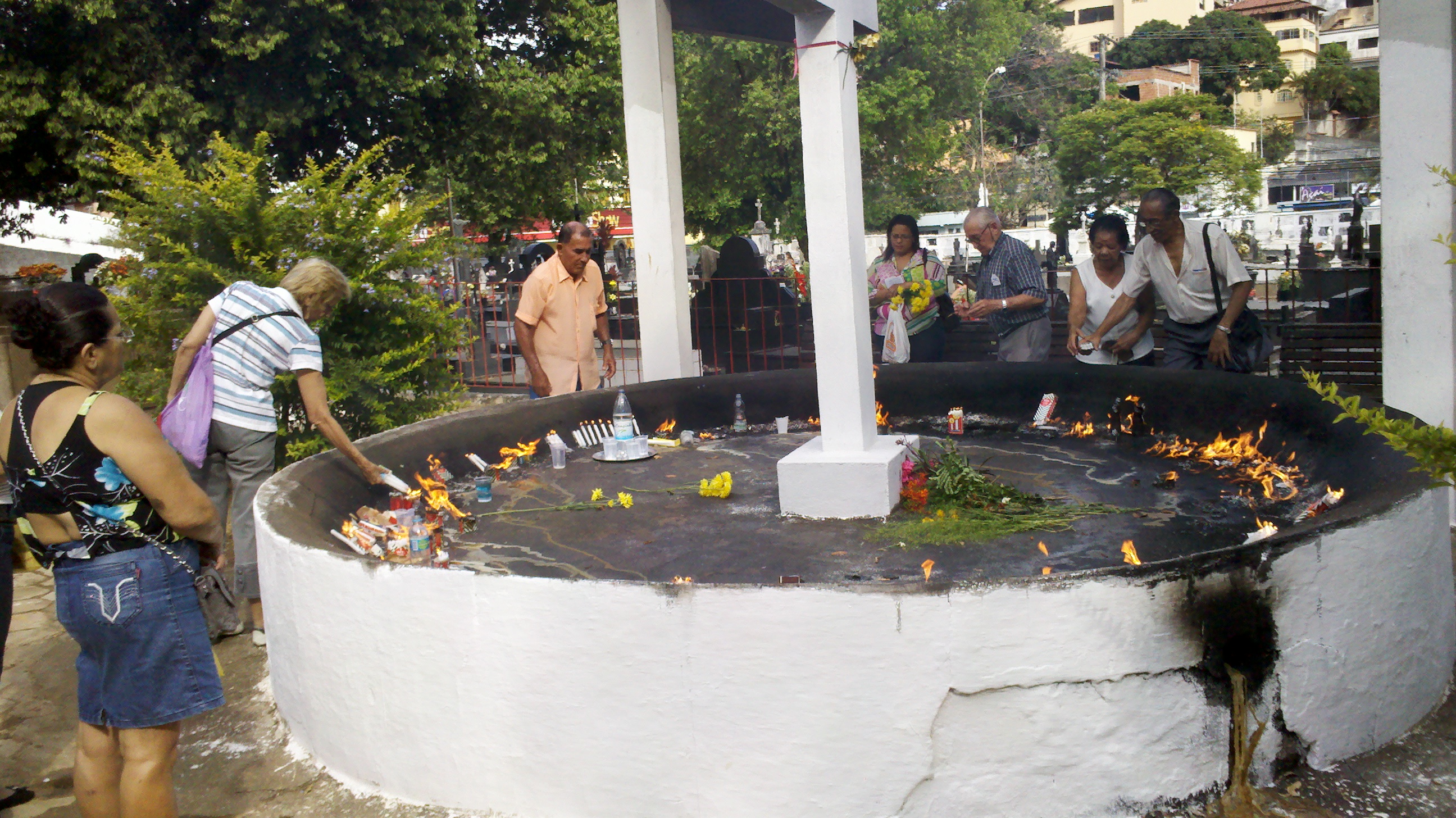 Fiéis acendem velas no Cemitério de Santo Antônio, em Vitória.