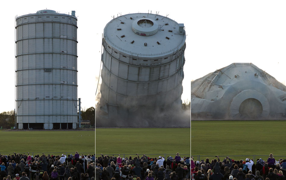 Multidão acompanha a demolição da segunda construção mais alta da Dinamarca, um depósito de gás de 108 metros de altura em Copenhague. A construção que estava sem uso desde 2007 veio abaixo em 8 segundos.