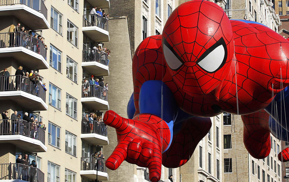 Moradores observam de sacadas balão do Homem-Aranha flutuar próximo ao Central Park durante Parada de Ação de Graças