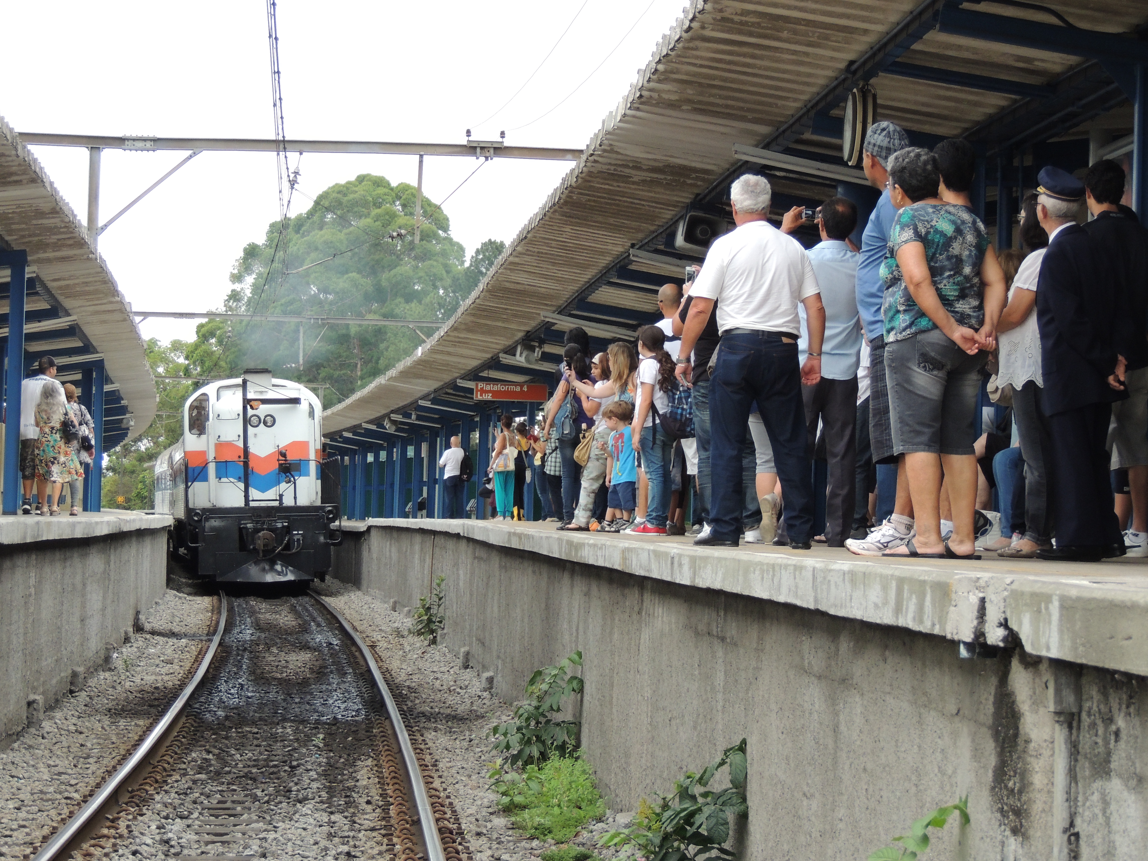 Passageiros aguardam trem para passeio até Sabaúna