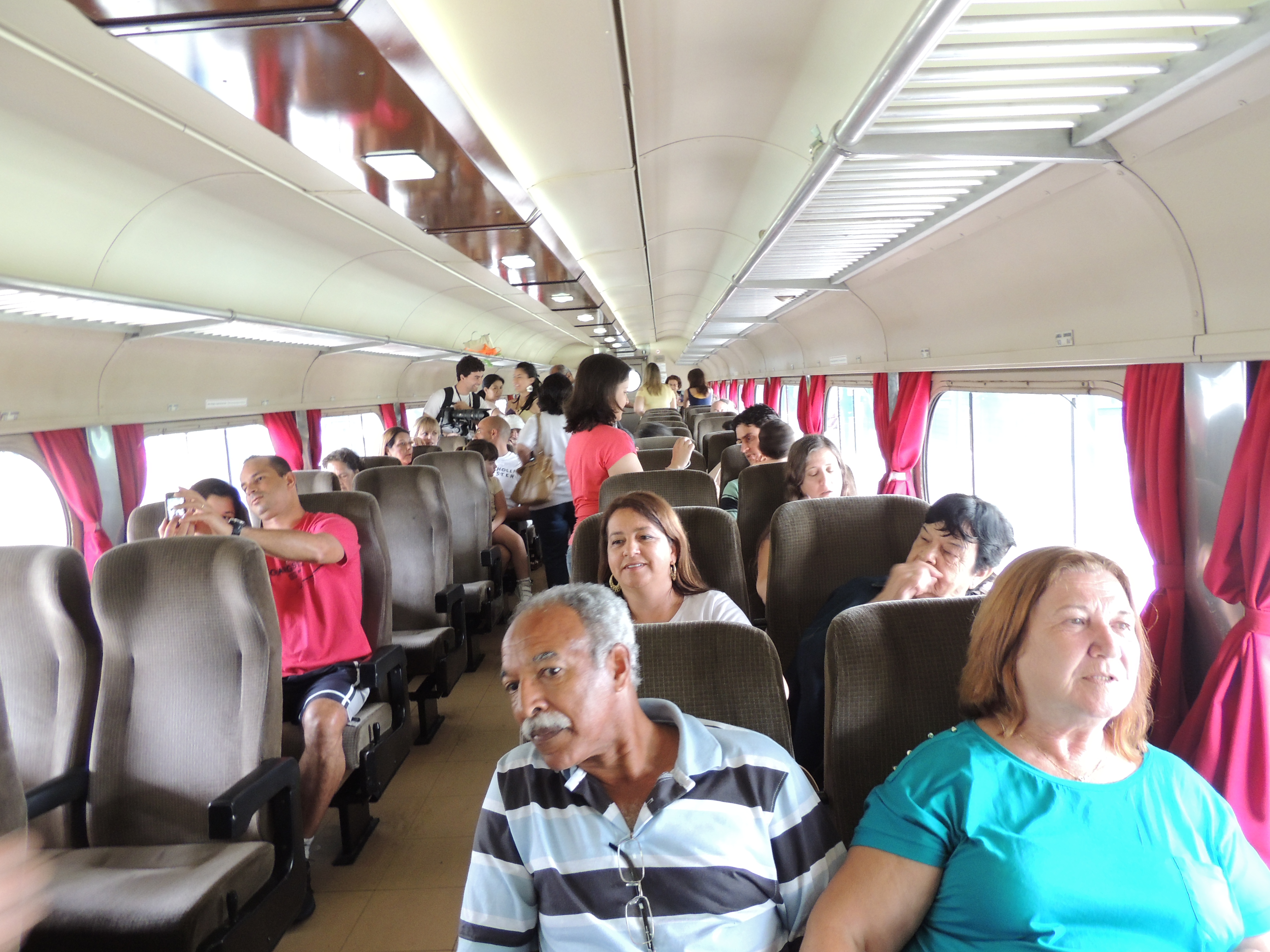 Passageiros em vagão de trem turístico para Sabaúna
