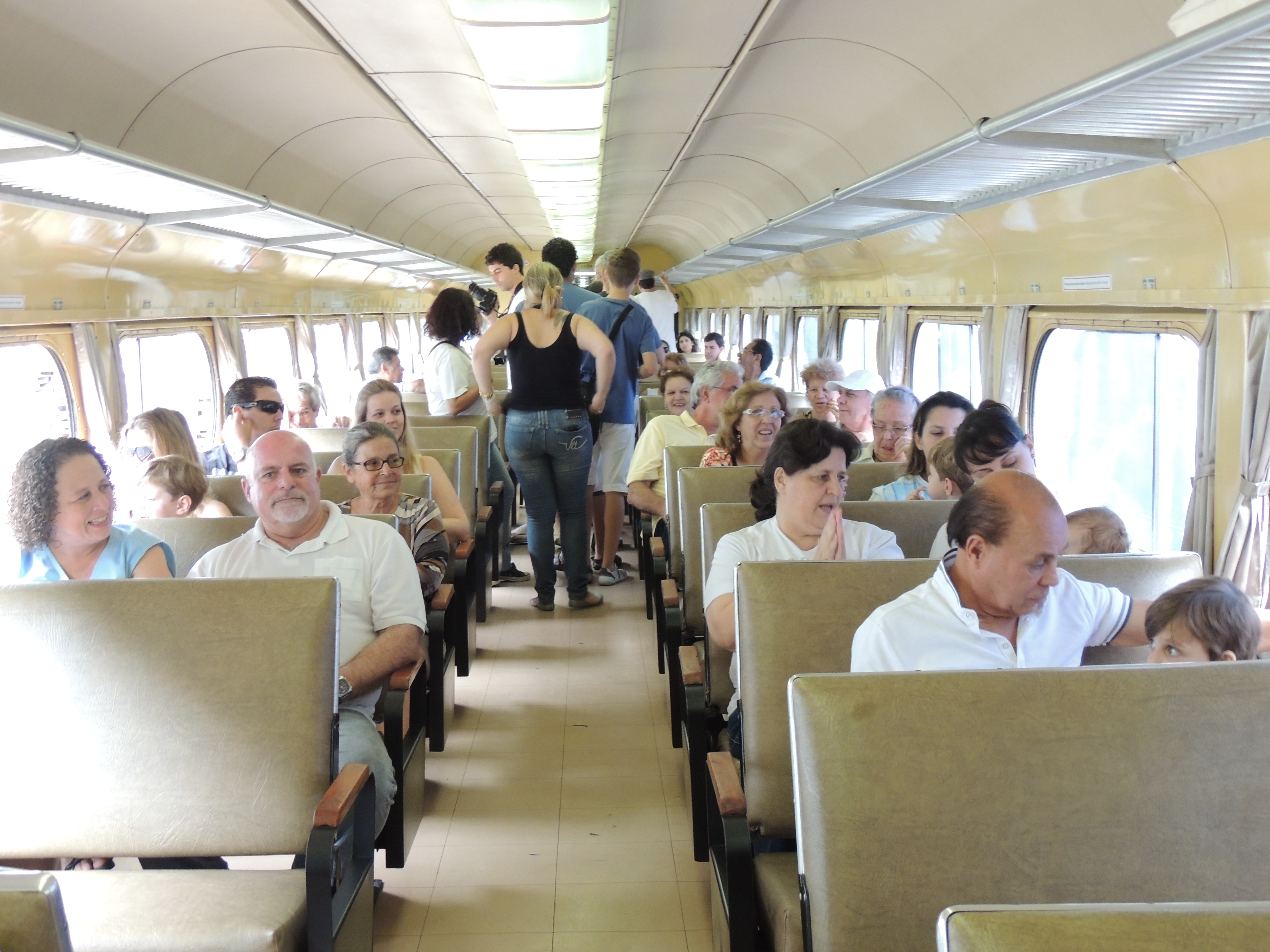 Passageiros acomodados em vagão de trem turístico para Sabaúna