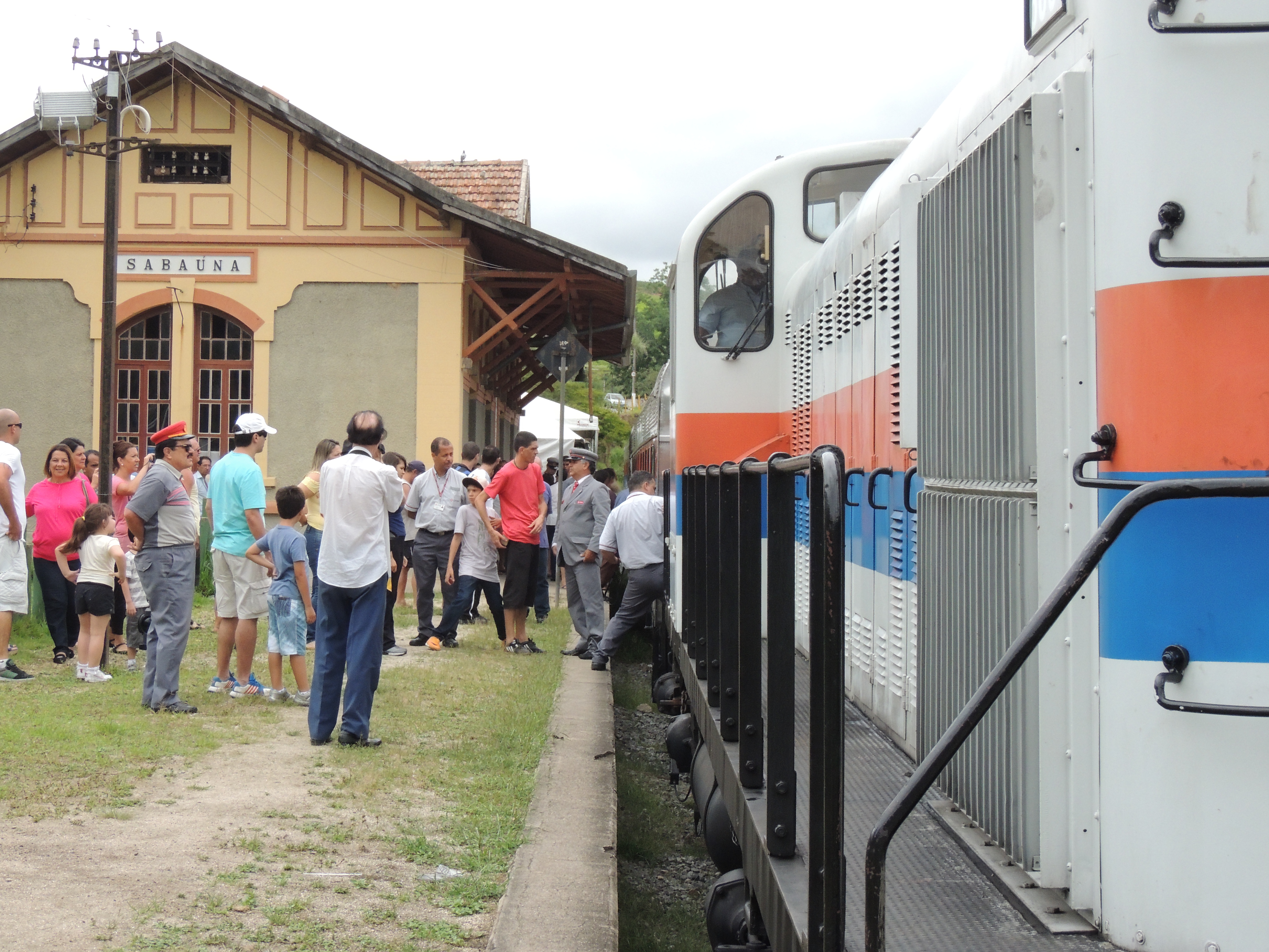 Desembarque na antiga estação ferroviária de Sabaúna