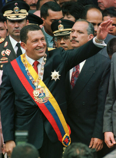 Recém-empossado presidente, Chávez, cumprimenta simpatizantes durante um desfile pelas ruas do centro de Caracas, em fevereiro de 1999.